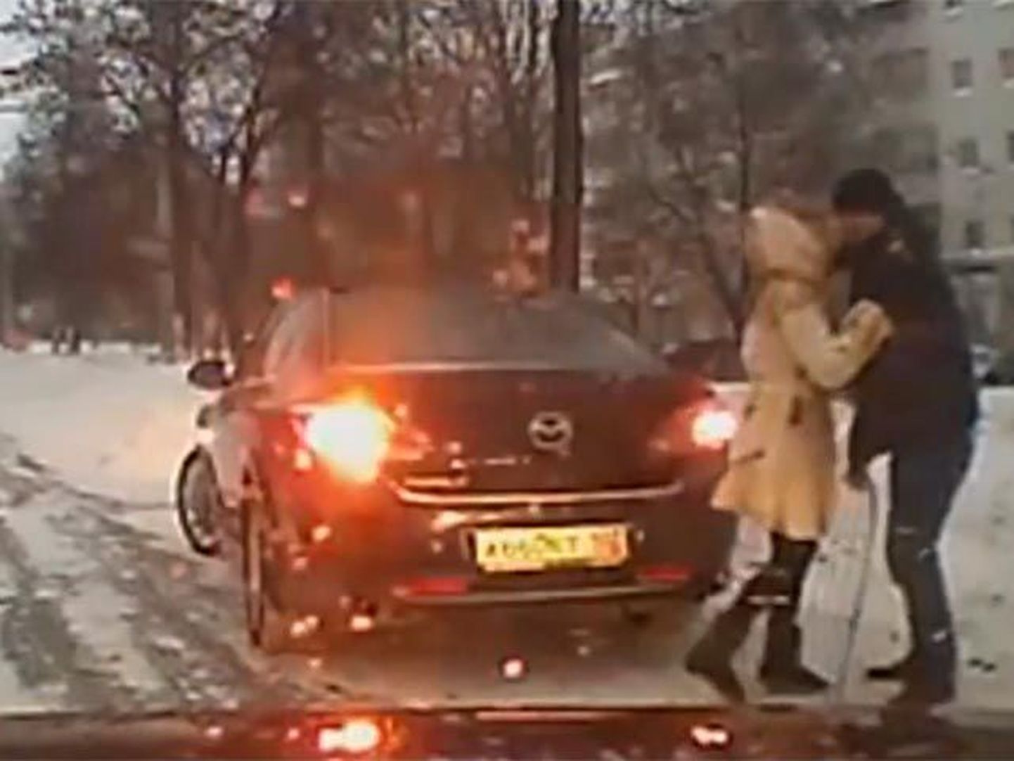 Герои пятиминутного видео, созданного 19-летним Аркадием Моряхиным, - водители автомобилей. Они выходят из своих машин, чтобы помочь пожилым людям и инвалидам перейти дорогу, поймать малыша, выбежавшего на трассу, смахнуть снег с габаритных огней впереди.