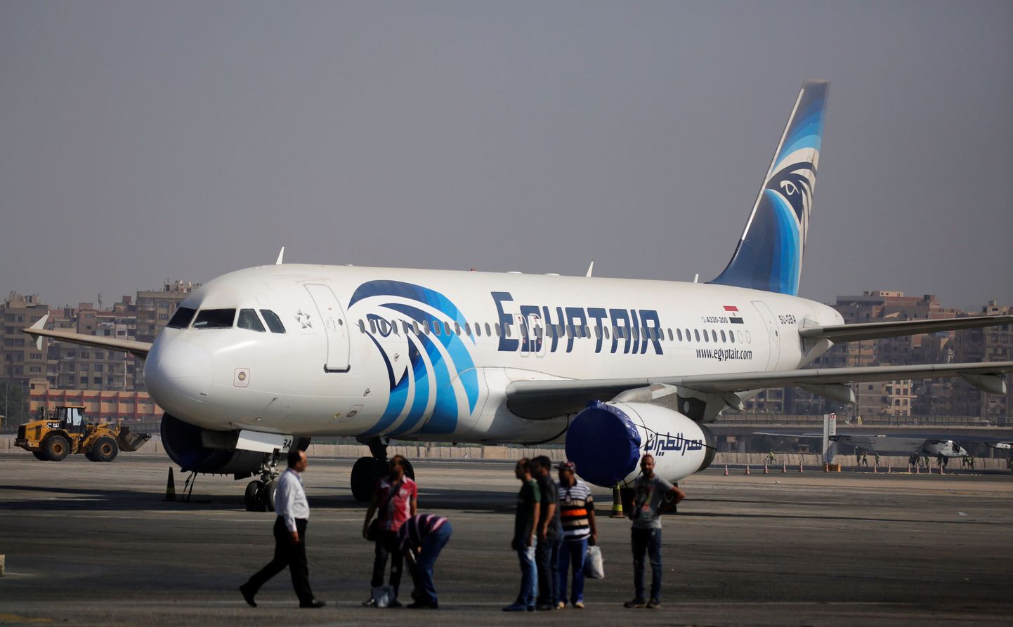 Kairo rahvusvahelises lennujaamas seisab EgyptAiri reisilennuk Airbus A320-200, millega sarnane õhusõiduk kukkus 19. mail 2016. aastal Vahemerre, tappes kõik 66 pardal viibinud inimest.
