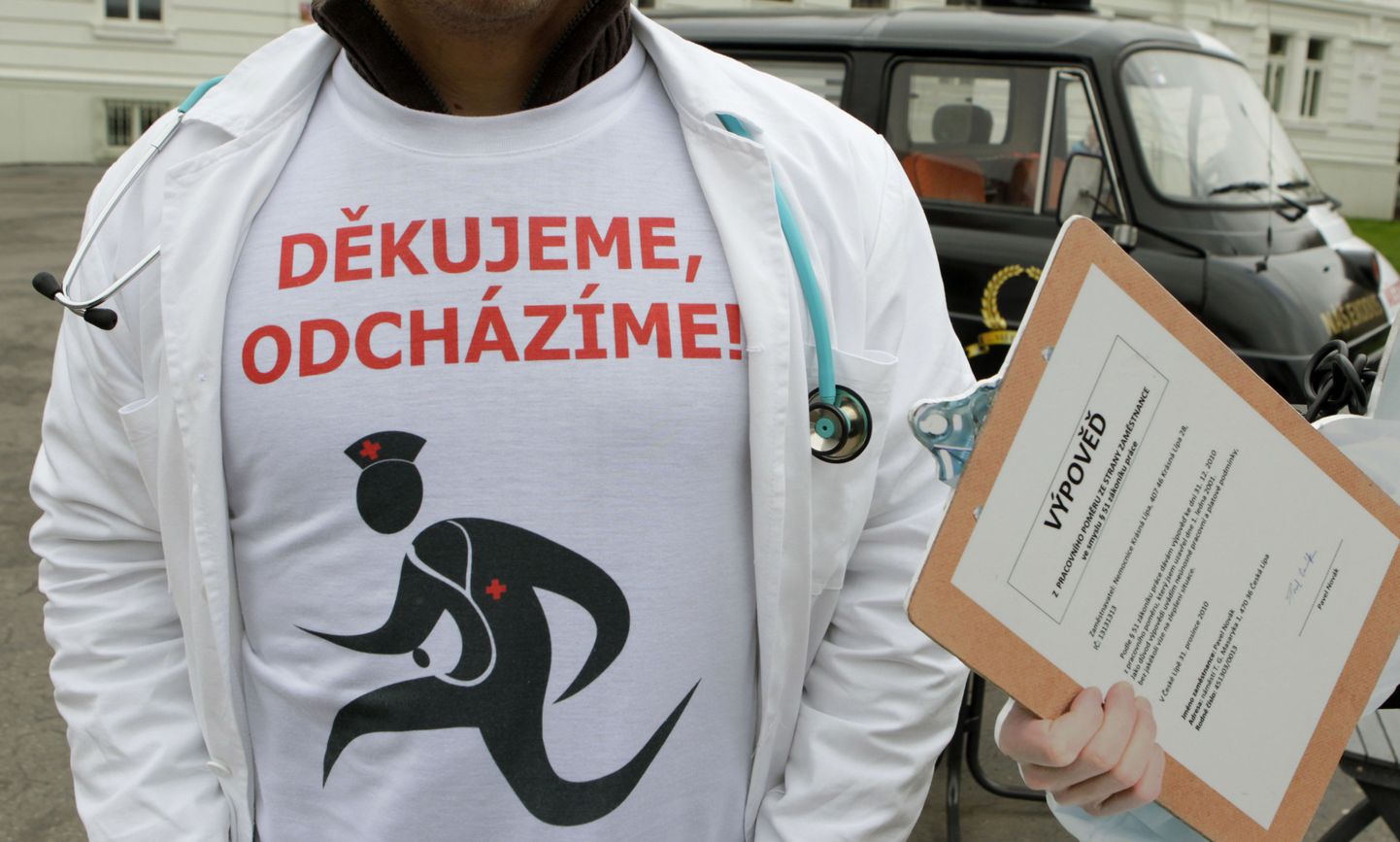 Tšehhi arst särgis, millel on kampaanialoosung «Aitäh, me lahkume».