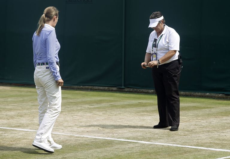 Kohtunikud Wimbledoni 18.väljaku murukatet lähemalt inspekteerimas.