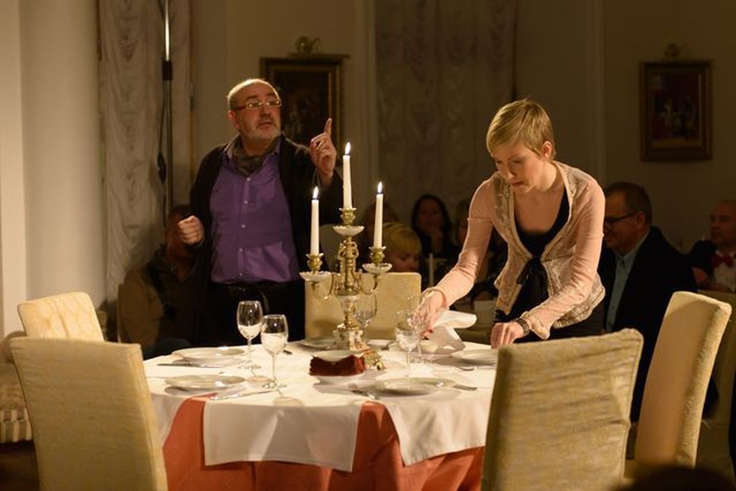Сцена из спектакля. Пьер (Владимир Барсегян), как обычно, философствует, а его жена Элизабет (Татьяна Космынина) сервирует стол к ужину, который станет для персонажей спектакля проверкой на порядочность