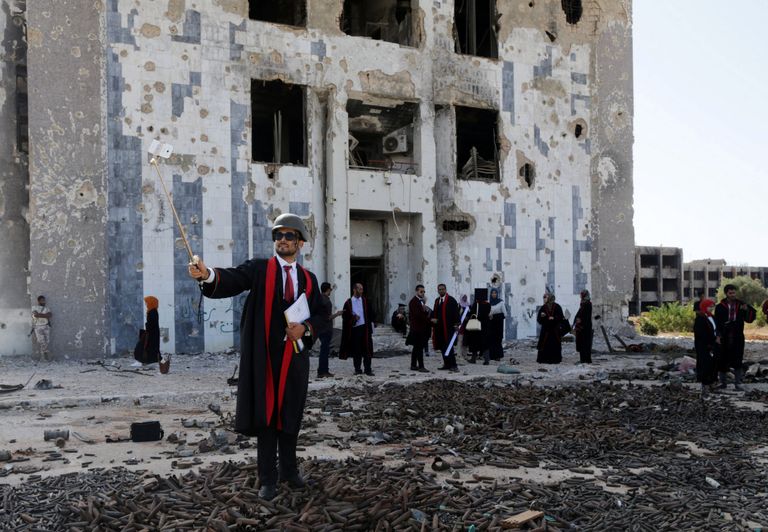 Liibüa. Benghazi Ülikooli värske vilistlane teeb pilti oma alma mater`i 2014 aastal hävinud endise peahoone ees. 