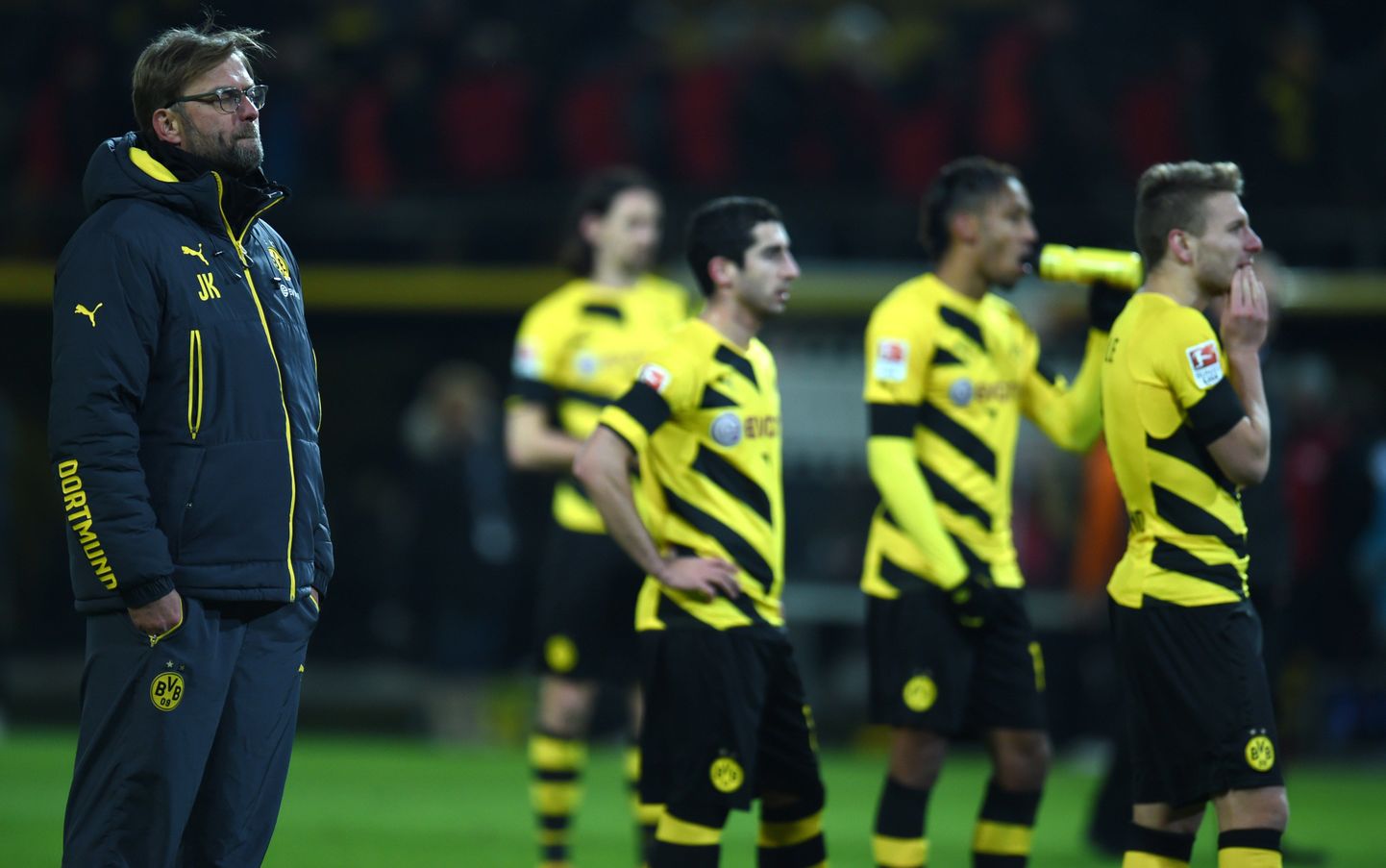 Dortmundi Borussia peatreener Jürgen Klopp esiplaanil, taamal mängijad.