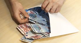 Родители обменяли дочь на автомобиль и 5000 евро