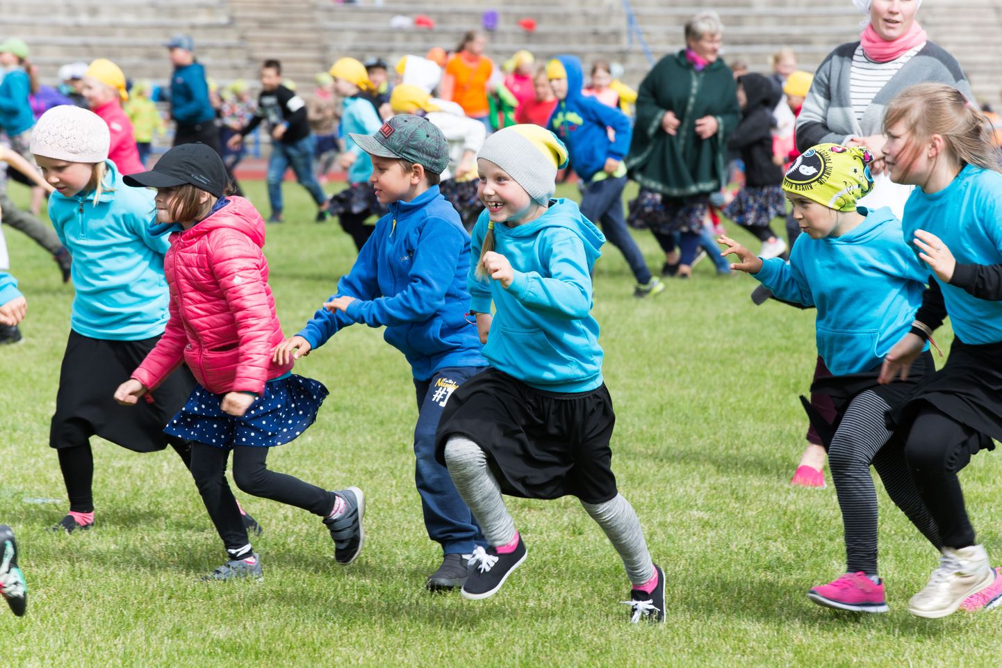 TALLINN, EESTI 26JUN17.
Tantsupeoproovid Tallinnas Kalevi staadionil. Lapsed jooksevad.
Foto: Georg Kõrre/POSTIMEES