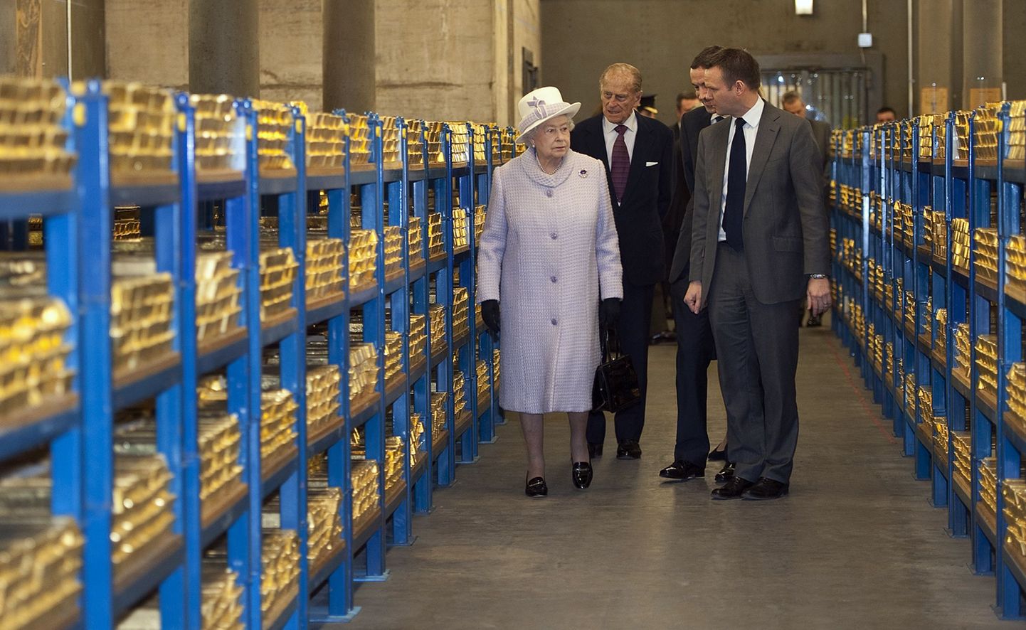 Ühendkuningriigi valitseja Elizabeth koos abikaasa prints Philipiga Inglise kuningliku panga kullahoidlas. Samas hoidlas hoiab kulda ka Leedu keskpank.
