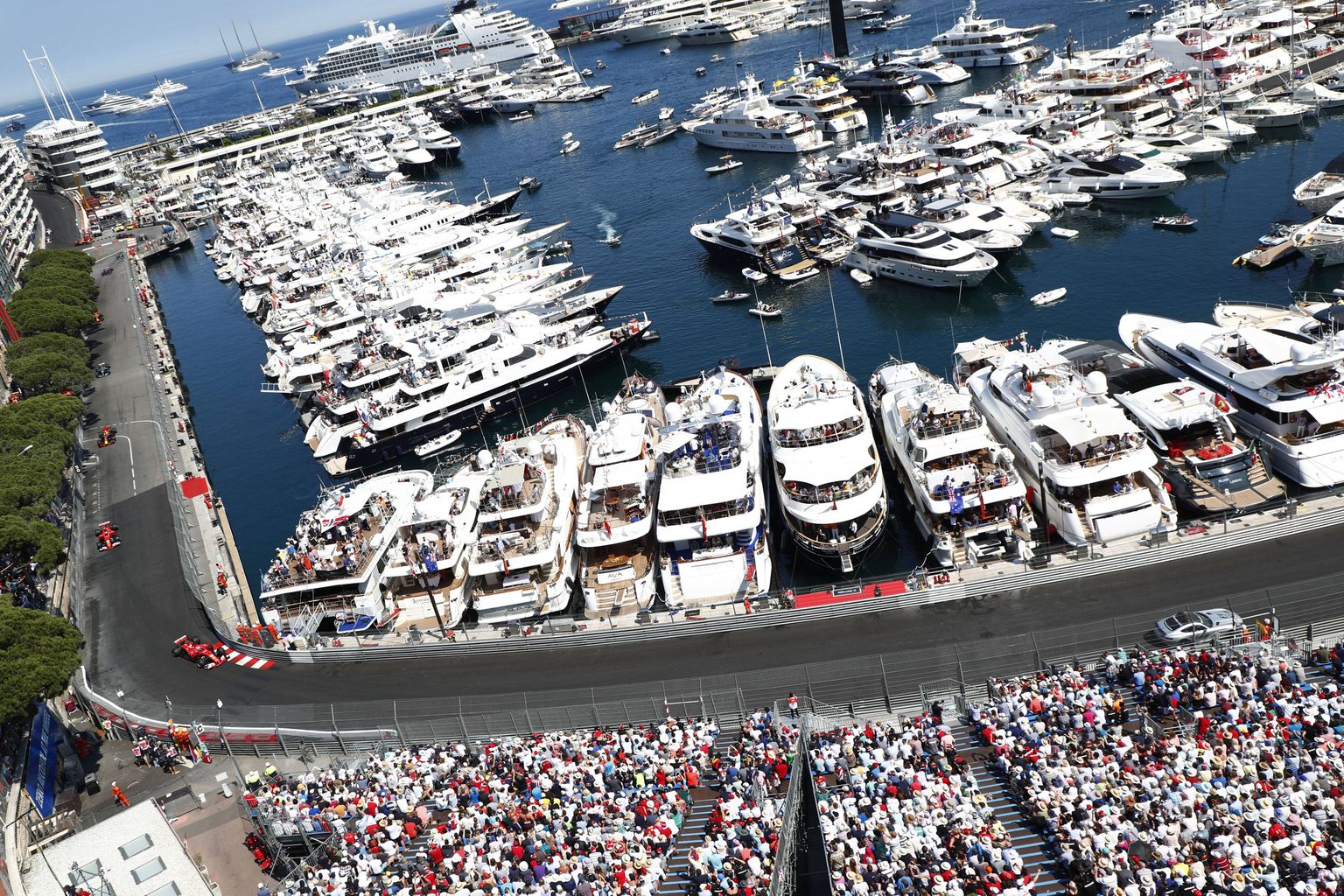 F1 GP-vaatamine on tehtud linnarahvale hästi mugavaks - kes rikkam, vaatab võidusõitu jahilt, kes vaesem, lepib tribüüni või kodurõduga.