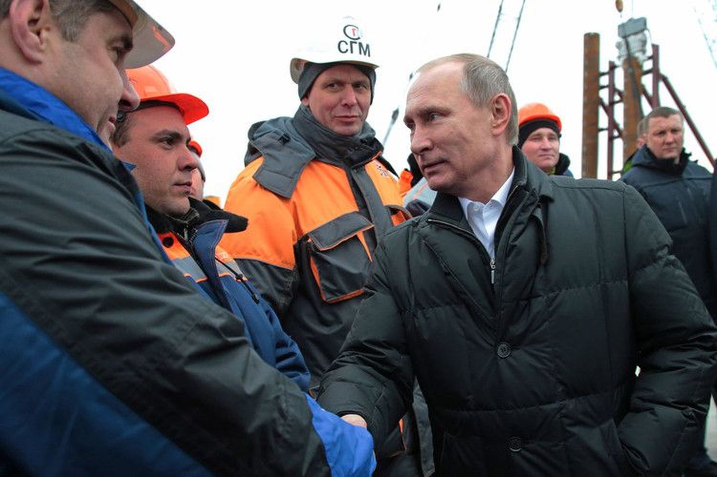 Putin kohtumas eile ehitusmeestega seal, kust peaks algama sild Krimmist Venemaale.