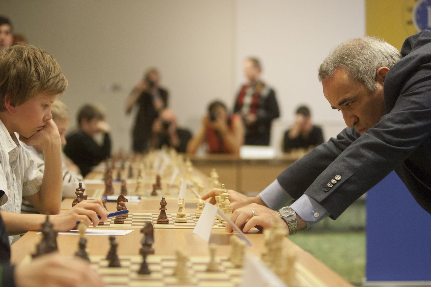 Гарри Каспаров в раздумьях над следующим ходом во время сеанса одновременной игры. В итоге раздумья привели гроссмейстера к двум ничьим с 13-летним Ильей Сирошем из Силламяэ и 14-летним чемпионом Эстонии по быстрым шахматам Оттомаром Ладва.