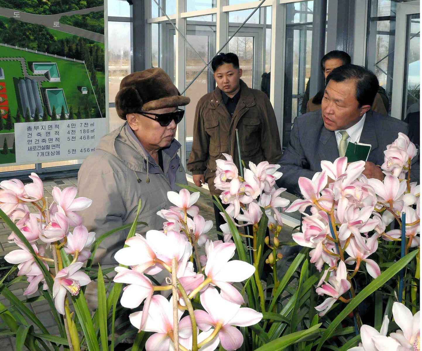 Põhja-Korea liider Kim Jong-il (vasakul) koos oma poja Kim Jong-uniga (keskel) Pyongyangis lillekasvatuse uurimisinstituudis.