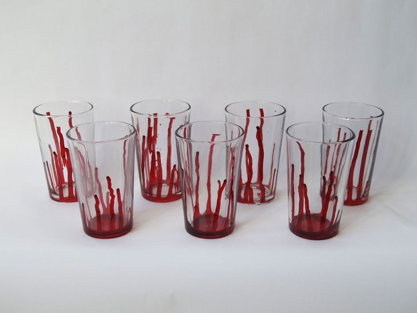 Vampiiridele: verest nõretavad klaasid valmistas Teele Puusepp nii, et lasi punasel värvil klaasipõhjast alla valguda.