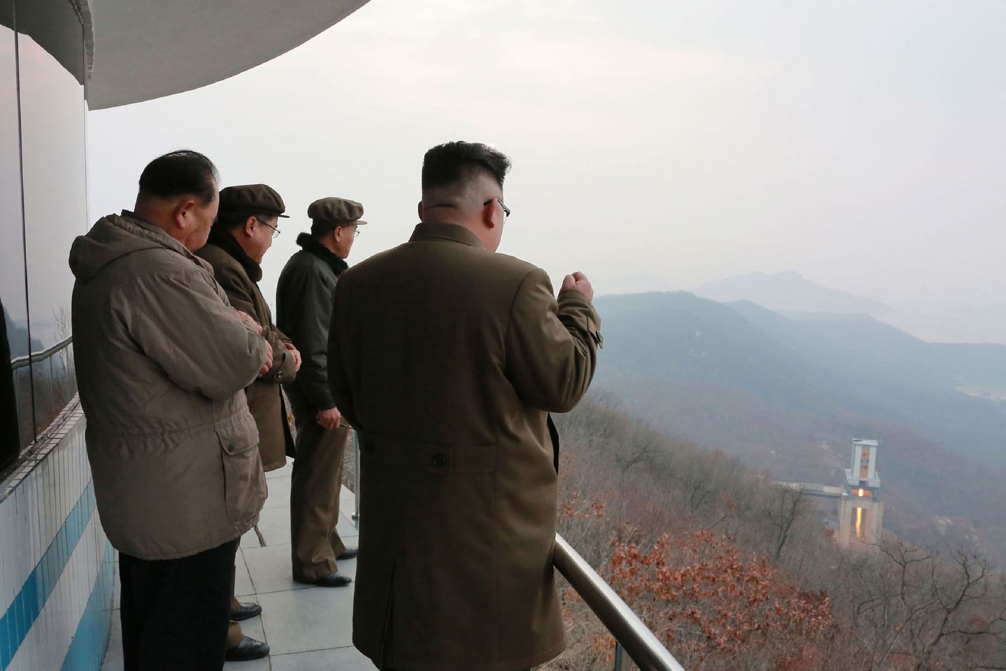 Põhja-Korea liider Kim Jong-un jälgimas 18. märtsil uue raketimootori katsetust.
