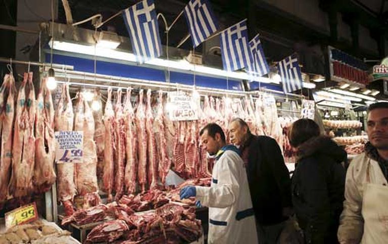 7 апреля 2015 года. Торговец мясом на центральном рынке Афин 