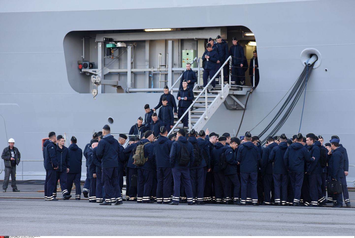 Vene mereväelased väljuvad pärast treeningpäeva Mistral-klassi helikopterikandjast Vladivostok.
