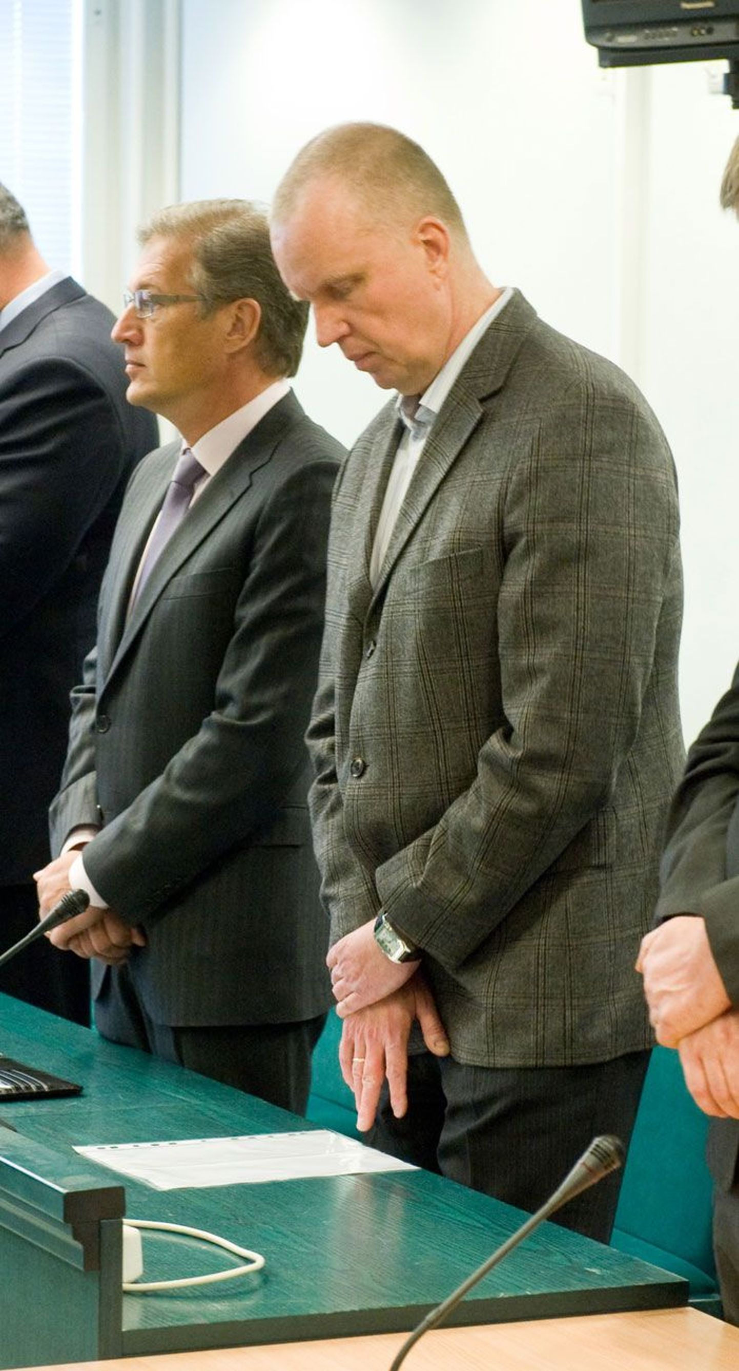 Kohus mõistis Elmar Sepale (pildil keskel) viis kuud vangistust.