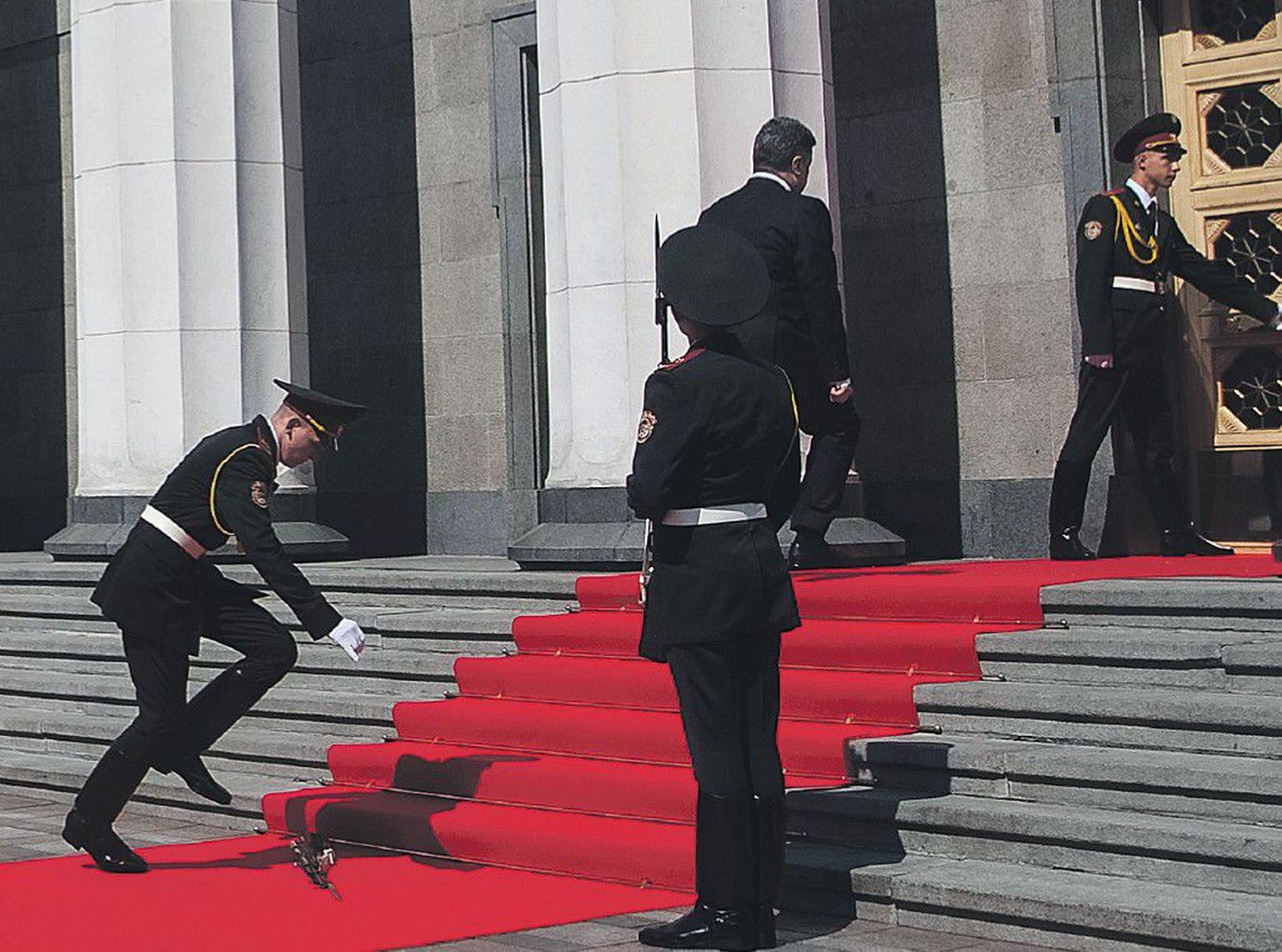 Обморок молодого солдата, случившийся во время инаугурации Петра Порошенко, многие восприняли как предзнаменование мира для Украины. Поведение президента, равнодушно прошедшего мимо, обсуждалось куда меньше.