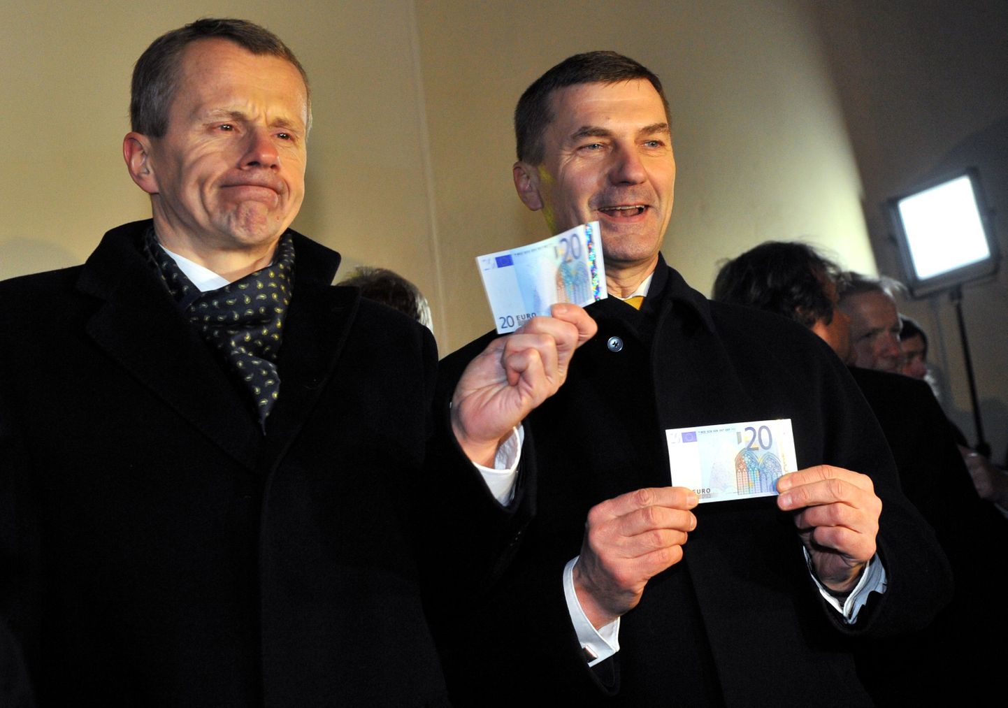 Karm kokkuhoiupoliitika, mida Jürgen Ligi (vasakul) rahandusministrina teostas, tõi talle Euroopa parima rahandusministri tiitli.