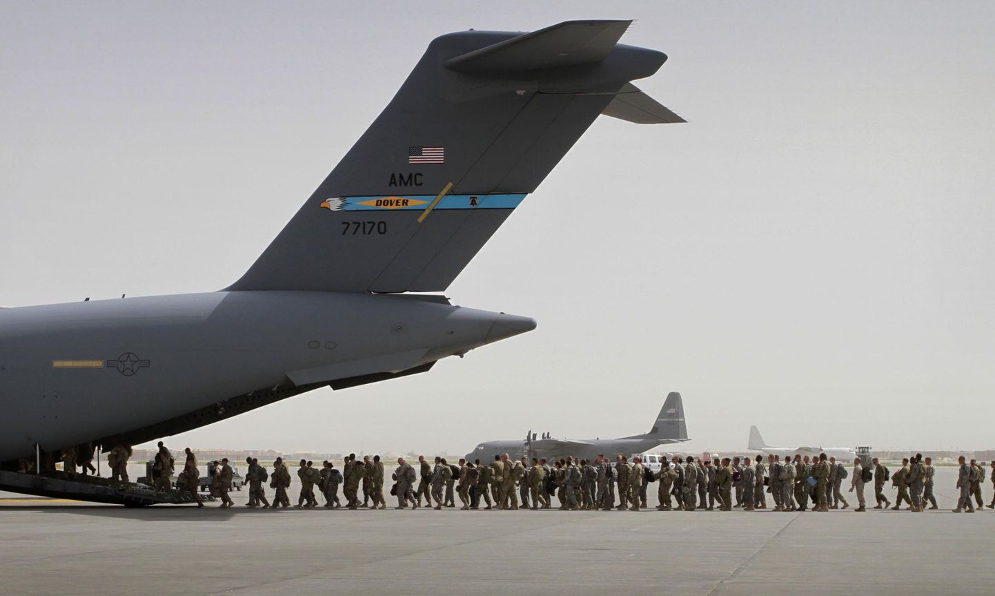 USA sõdurid Bagramis lennukile minemas.