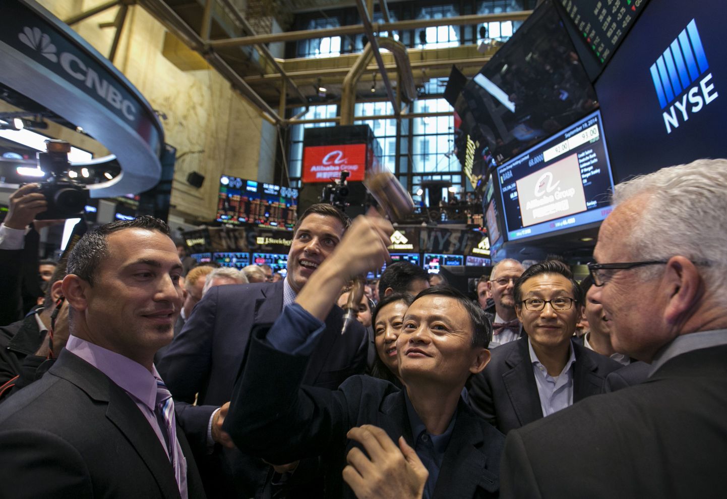 Alibaba asutaja Jack Ma (keskel) New Yorgi börsil aktsia esimesel kauplemispäeval.