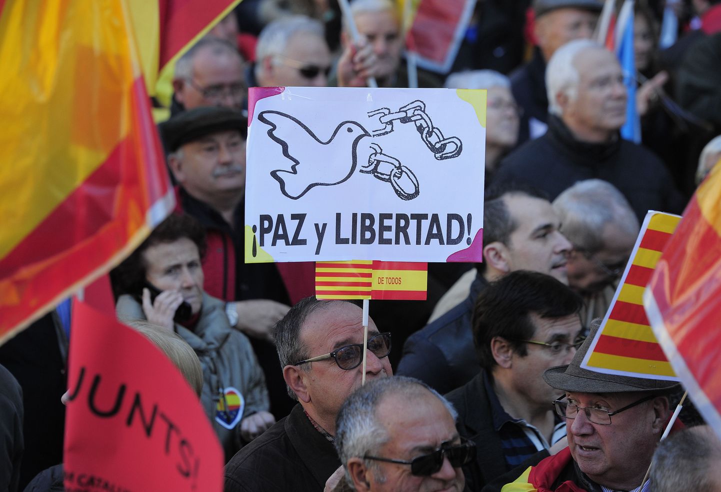 6. detsembril, Hispaania põhiseaduse aastapäeval marssisis Barcelonas Kataloonia iseseisvumise vastases katalaanid ja hispaanlased.