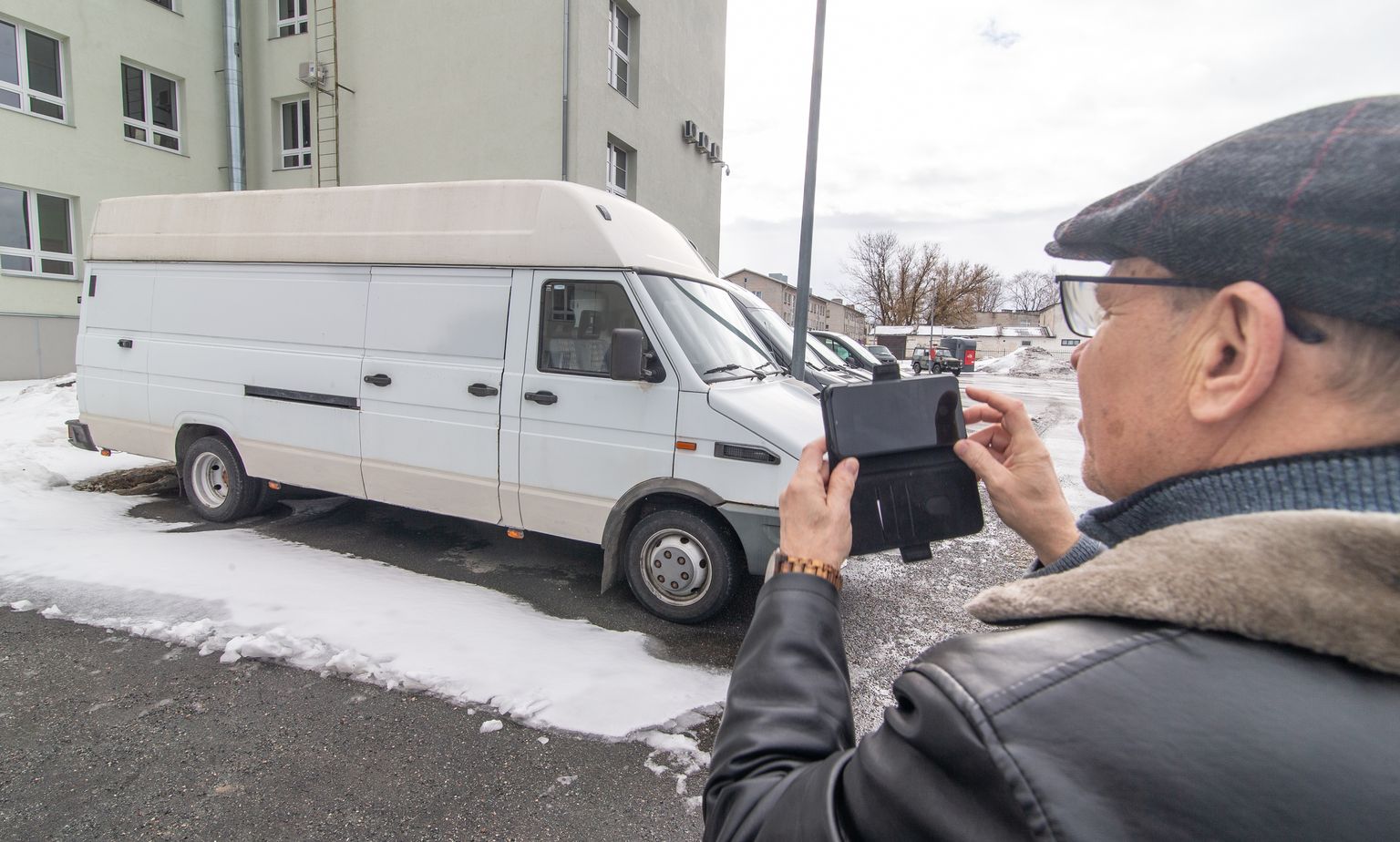Как только автобус загрузят, он возьмет курс на Украину.