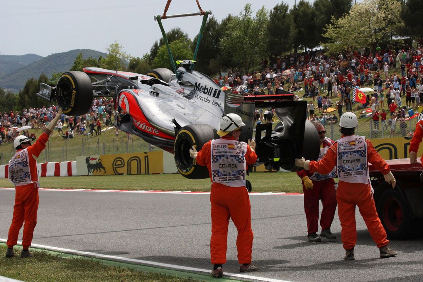 Lewis Hamiltoni seisma jäänud vormel tõstetakse treilerile.