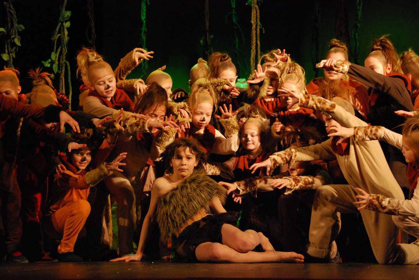 Stseen džunglimuusikalist «Mowgli». Peaosatäitja Taavet Borovkov (keskel) vaimustas vene tantsutüdrukuid sedavõrd, et need kinkisid talle pärast etendust sümpaatia märgiks šokolaadi.