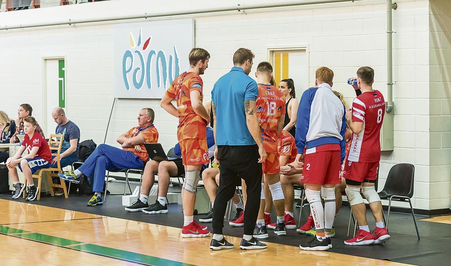 Mänguseisakute ajal Pärnu peatreener Avo Keel meeskonda ei juhendanud, vaid laskis meestel omakeskis arutleda.