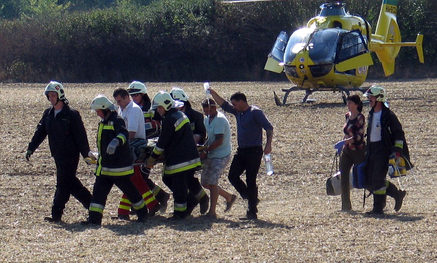 Päästjad õnnetusse sattunutele abi andmas.