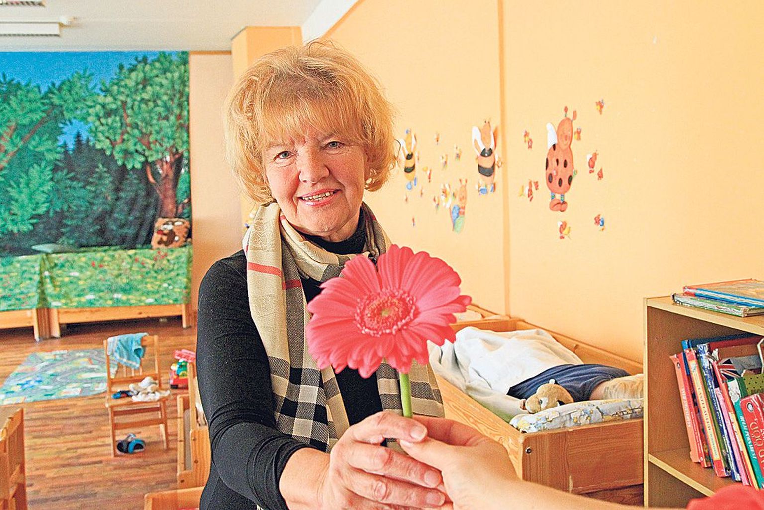 Tänavu sügisel võttis Krõlli lasteaia õpetaja Helve Reismann oma hoole alla uue kahe- kuni kolmeaastaste laste rühma. Nende kõige tähtsam töö lasteaias on mängu kaudu maailma tundma õppida ja kui väsimus murrab, valvab õpetaja Helve nende sügavat und.