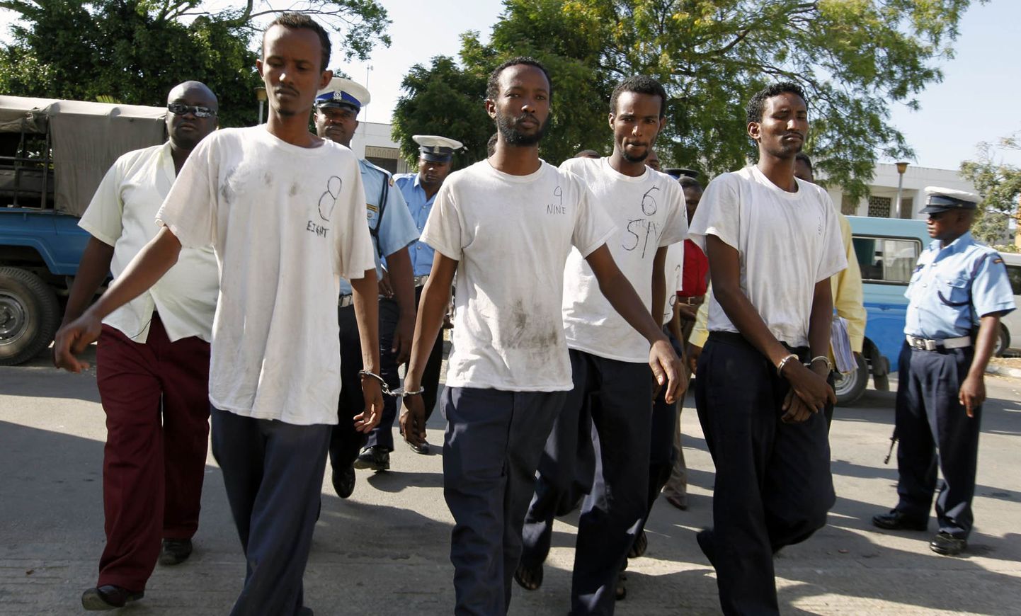 Oletatavad Somaalia piraadid Kenya rannikul asuvas Mombasas.