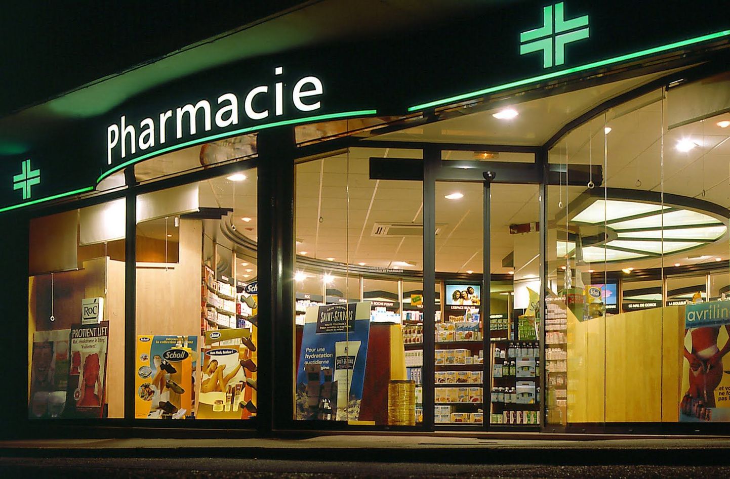 Французские аптеки подмигивают симпатичными зелеными крестиками.