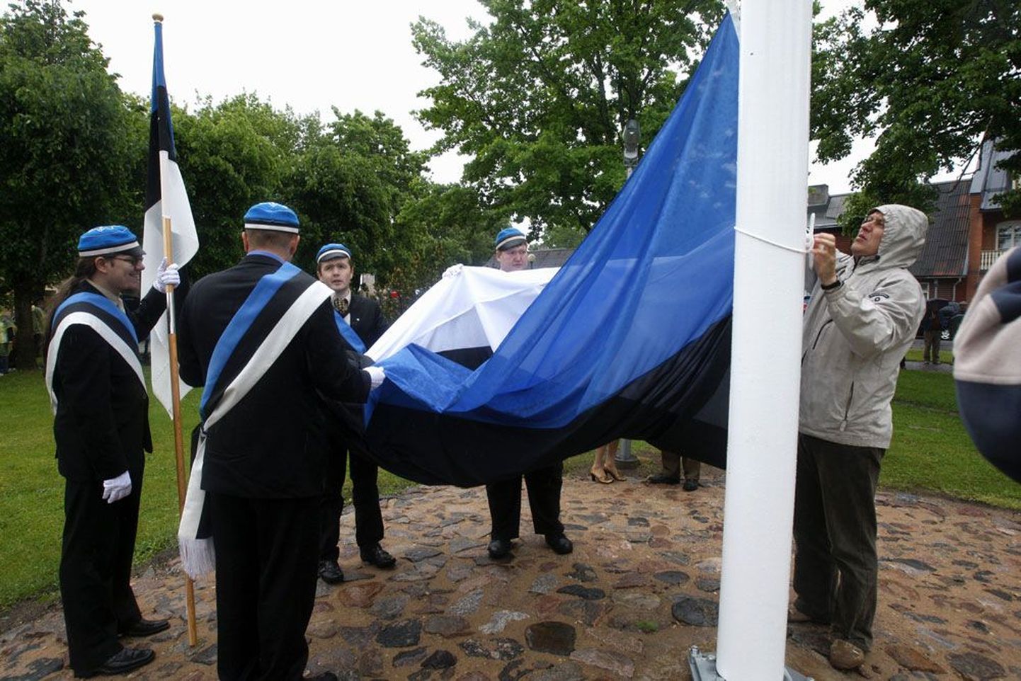 Eesti lipu 125. aastapäevaks heisati Otepää Lipuväljakul uude lipumasti esimest korda trikoloor. Pildil on paremalt Urma Kuldmaa, Martin Häidberg, Mikk Vainik, Karl-Kristjan Koit ja Madis Raaper (seljaga).