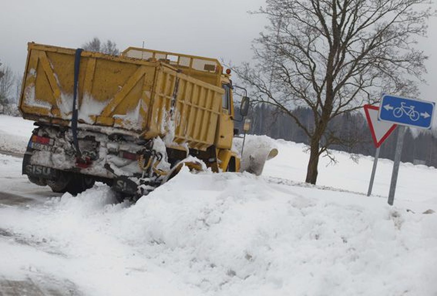 Tuisu tagajärjel oli Vinni lähistel eile hommikul sahkadel tublisti tööd, et teed lumest puhastada.