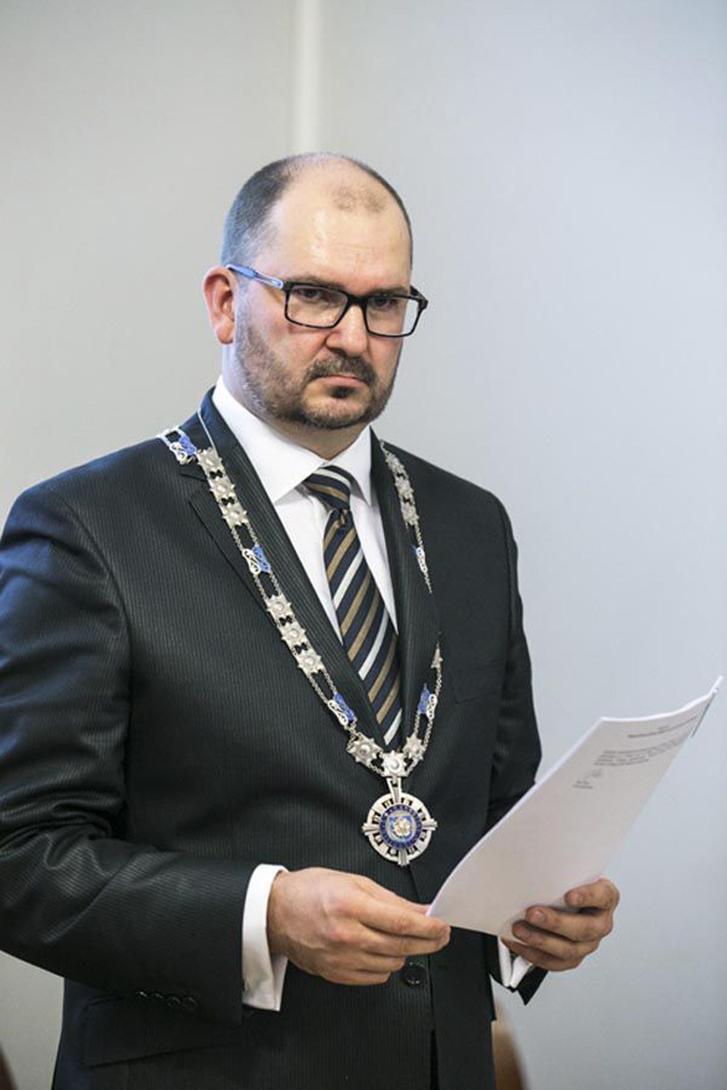 Endine linnapea Loit Kivistik pani eile linnapea ametiraha kaela Ando Kivibergile.