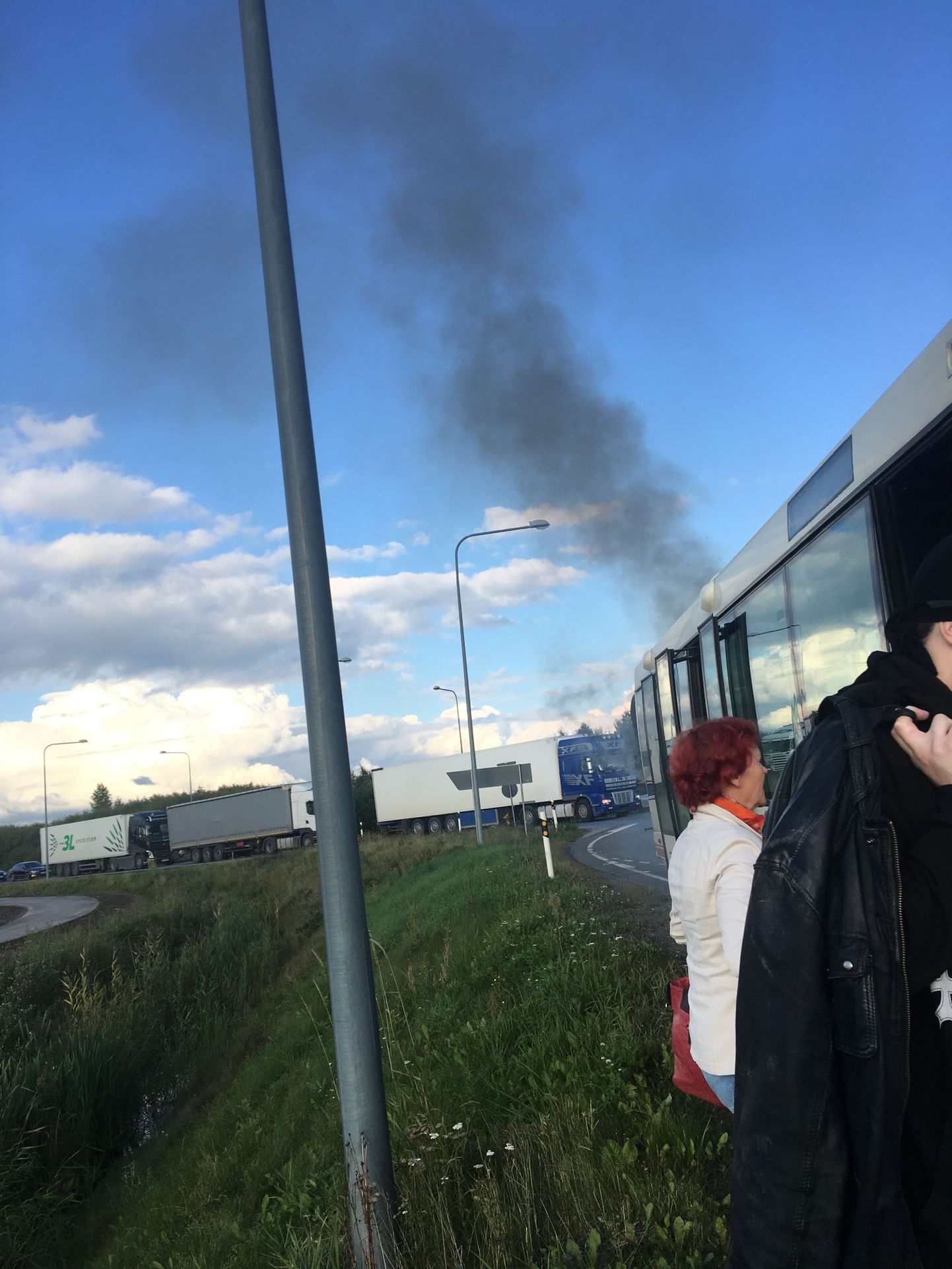 Esmaspäeva õhtul Saugas põlenud bussi roolis olnud bussitjuhti tabas päev hiljem liinil eelmise päeva õnnetuspaiga lähedal jälle äpardus, kui viimasel ringil buss taas rikki läks.