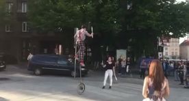 Смертельные трюки в центре Таллинна: толпа зевак затаила дыхание