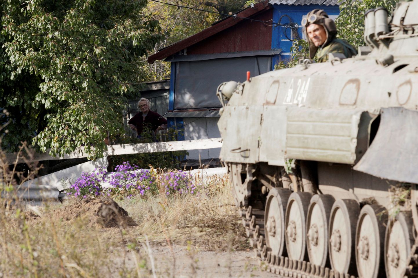 Isehakanud Donetski rahvavabariigi võitleja ja kohalik elanik Ida-Ukrainas Petrivske külas.