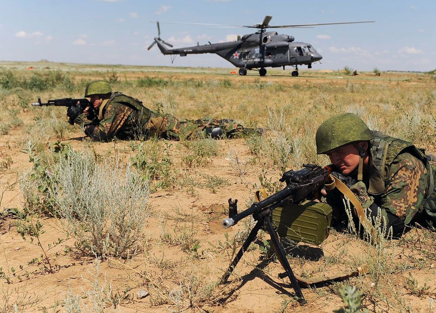 Участившиеся российские военные учения вызывают у соседей беспокойство. На фото  российские солдаты на полигоне Прудбой в Волгоградской области.