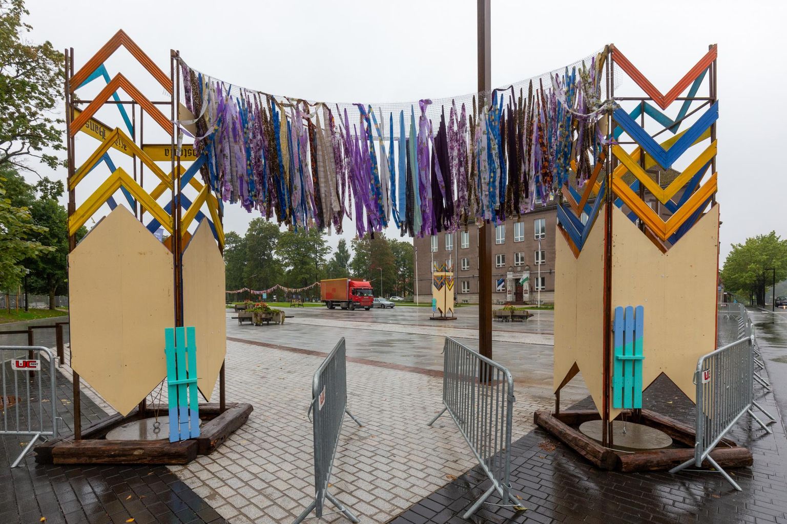 Hansapäevade kaunistusi tuli küll kahjuks vihmasajus üles panna.