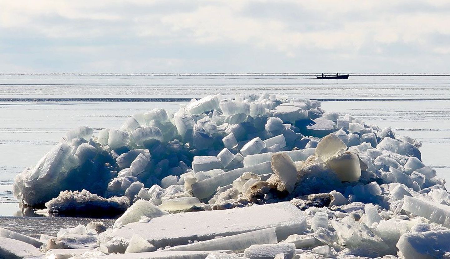 Nädalavahetusel lõõtsunud tuuleiilid kandsid Pärnu lahte katnud jää Kihnu taha, tehes vee vabaks kaluripaatidele.