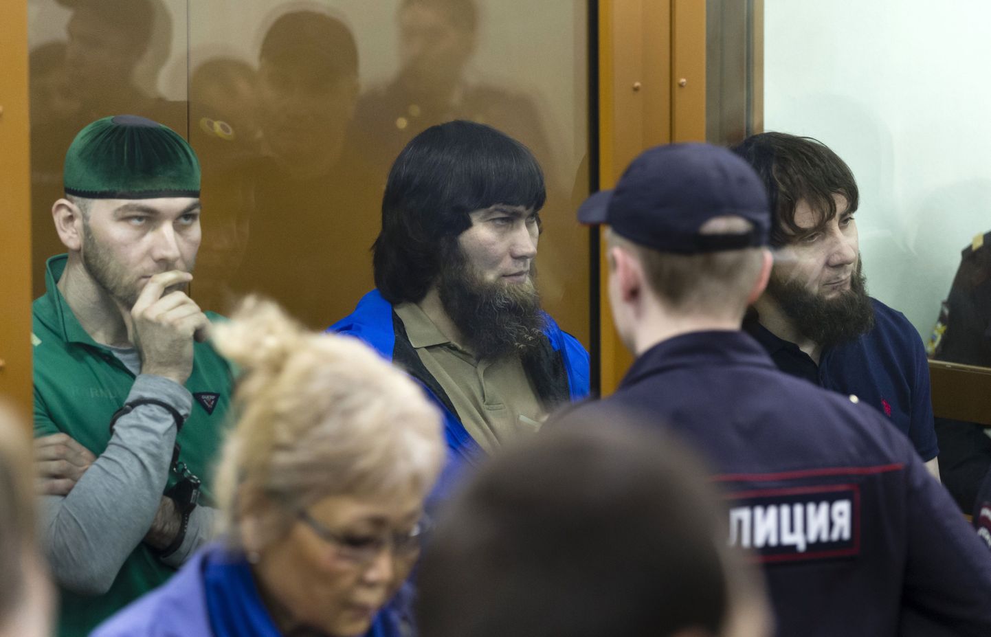 Šadid Gubašev(vasakult), Anzor Gubašev ning Zaur Dadajev eile kohtusaalis.