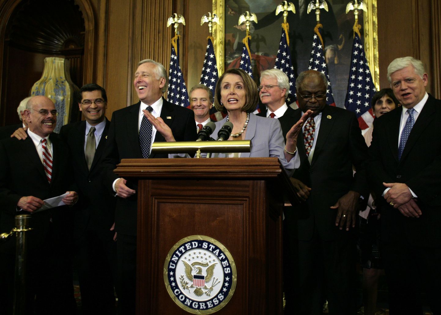 USA Kongressi esindajatekoja spiiker koos teiste demokraatidega rõõmustamas tervishoiureformi vastuvõtmise üle.