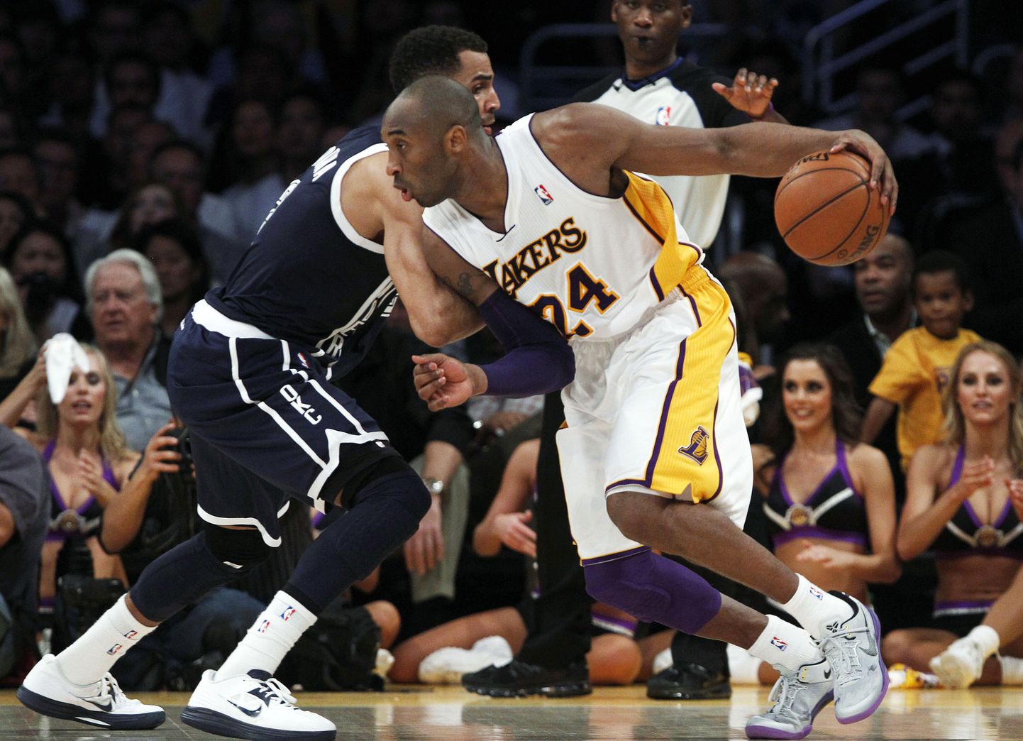 Kobe Bryant (palliga) vedas Lakersi võidule.