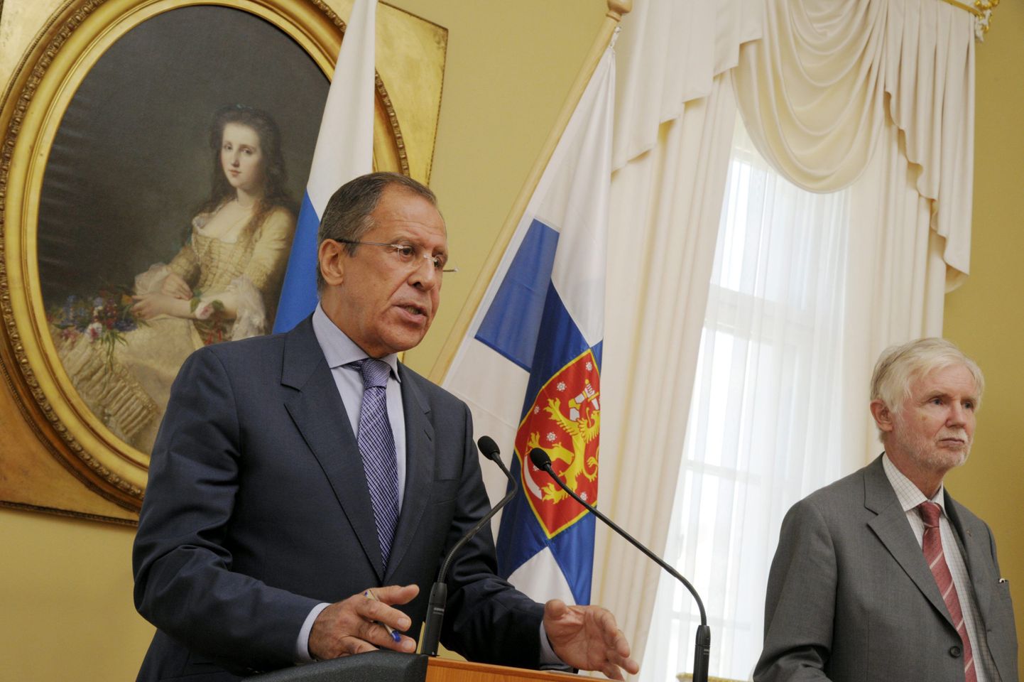 Vene välisminister Sergei Lavrov (vasakul) koos Soome kolleegi Erkki Tuomiojaga täna Helsingis.