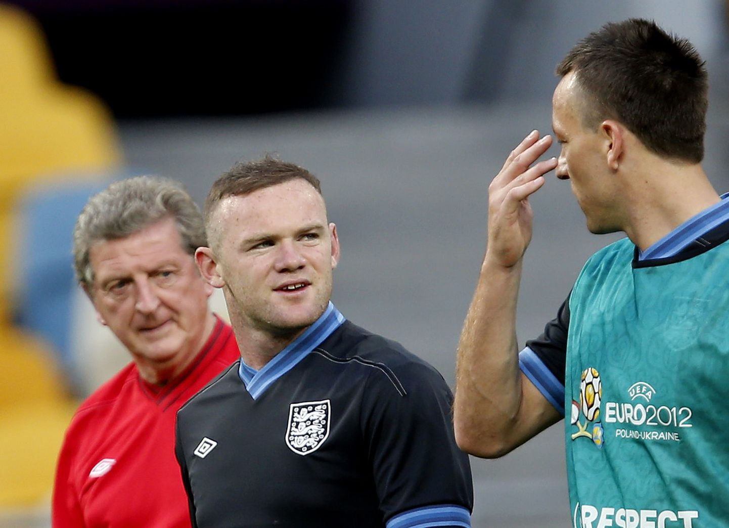 Wayne Rooney (keskel) soengumood on EMil palju kõneainet tekitanud.