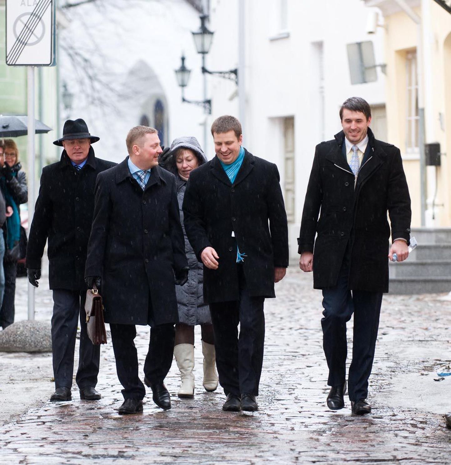 Keskerakonna juhatuse koosolekule suunduvad Kalle Laanet (vasakult), Deniss Boroditš, Jüri Ratas ja Rainer Vakra on sel pildil veel kõik ühes parteis. Laaneti väljaviskamine tekitas küsimuse, kas leidub veel lahkujaid.
