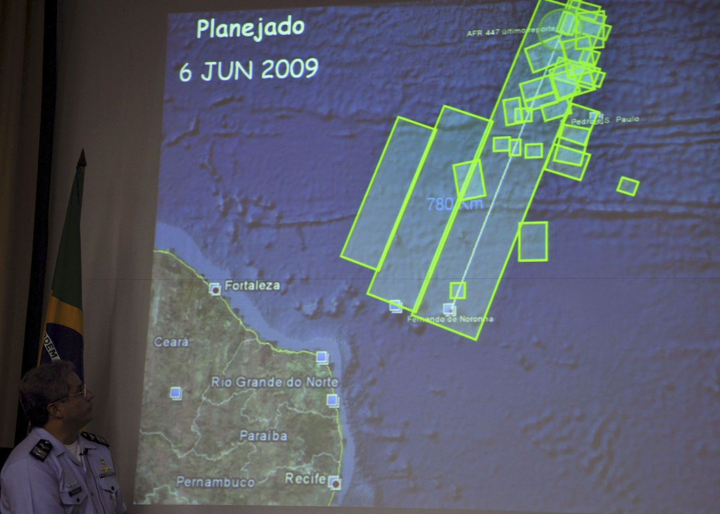 Brasiilia õhujõudude pressiesindaja kolonel Jorge Amaral õnnetuse piirkonda kujutava diagrammi ees.