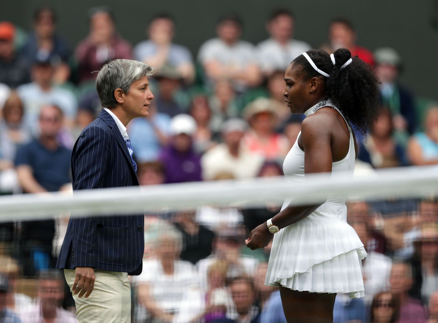 Serena Williams kohtunikuga rääkimas.