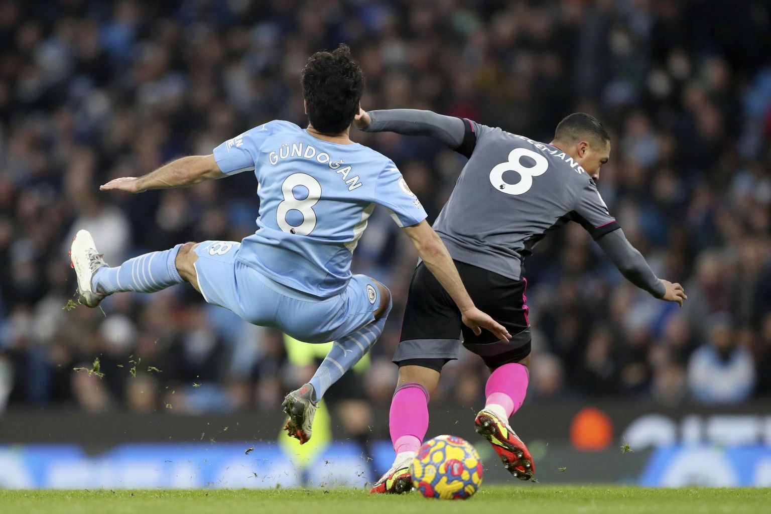 Manchester City ja Leicester City pakkusid teisel jõulupühal fännidele elamust täie raha eest, Manchesteri mehed jäid kodupubliku rõõmuks peale 6:3. Pildil võitlevad palli pärast võõrustajate poolelt İlkay Gündoğan (vasakul) ja külalistest Youri Tielemans.